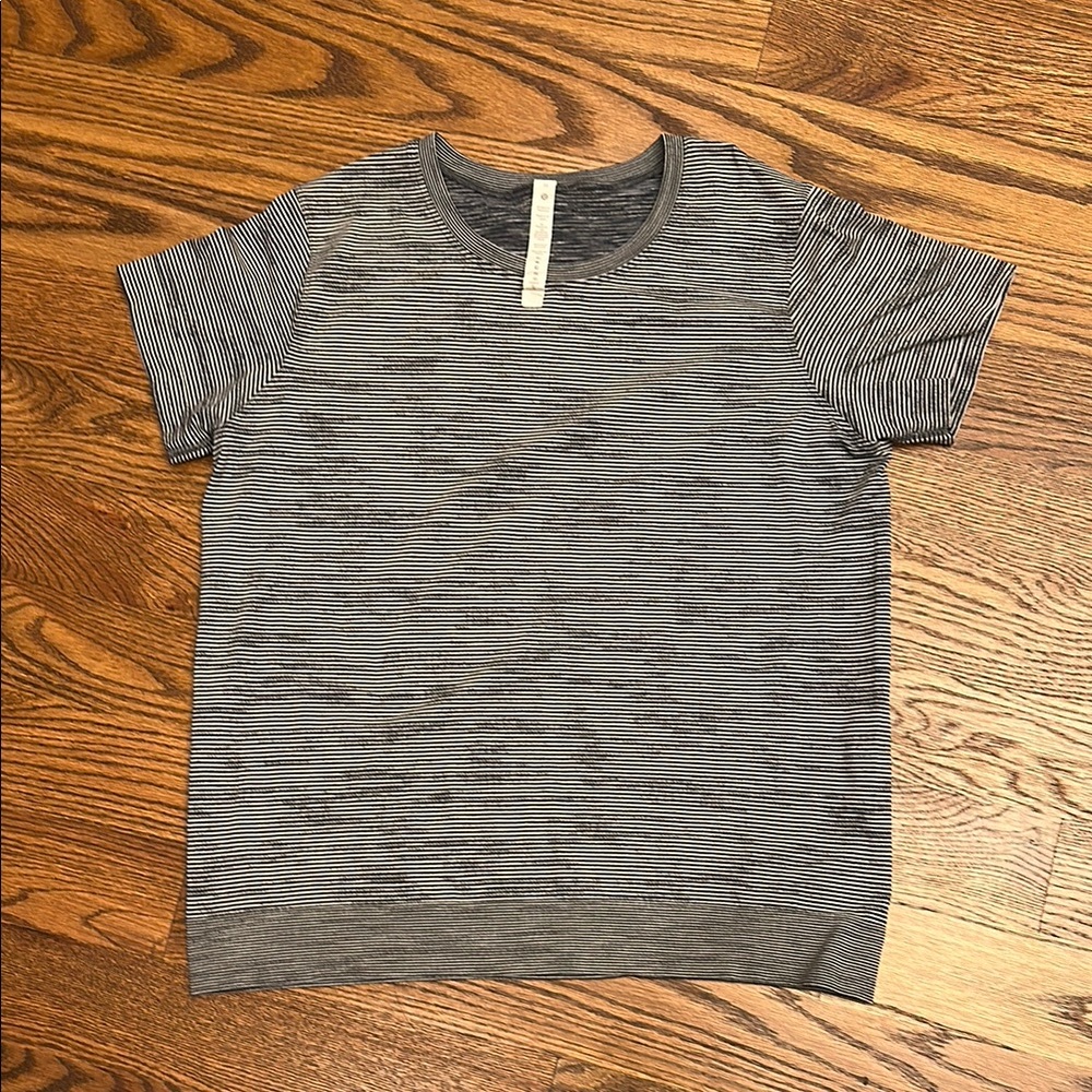 EUC Lululemon Athletica Swiftly Relaxes Fit Short Sleeve Tee; 10